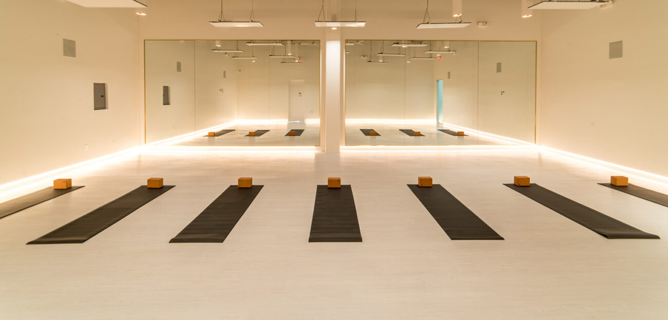 Phòng tập yoga với gam màu ấm áp