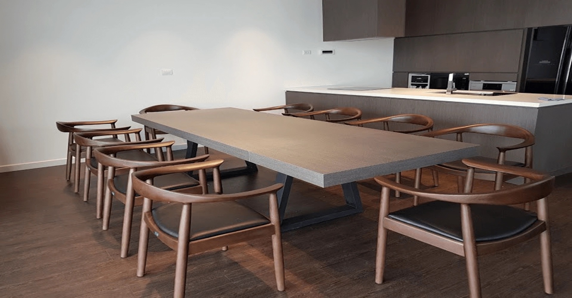 Phòng ăn hiện đại với bàn ăn Twist và ghế Maison